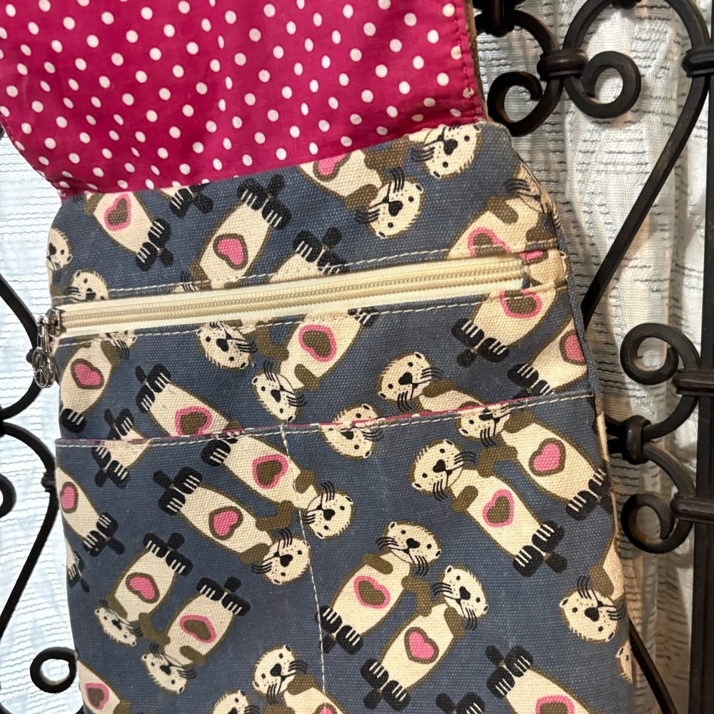 Bungalow 360 🦦 Otter Print Shoulder Bag in Blue and Pink - Picture 4 of 9